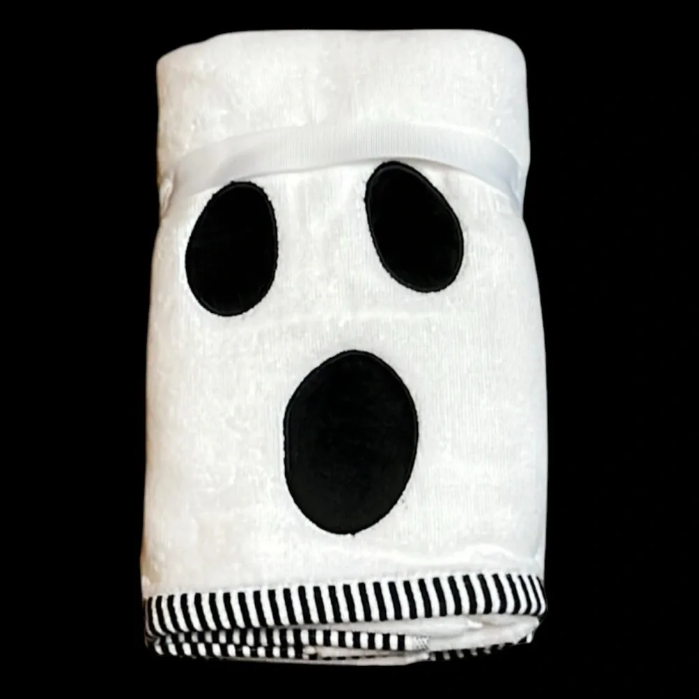 Cupcakes & Cashmere - ‘Ghost’ Hand Towels (2). NWT Firm! Last one!